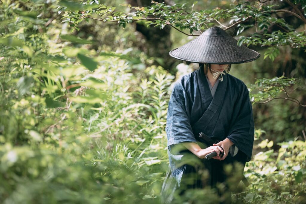 かぶり笠をする男性